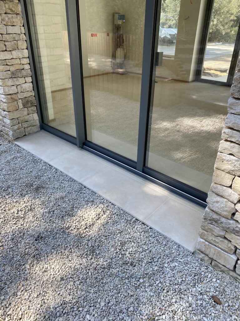 dalle posée derrière une porte