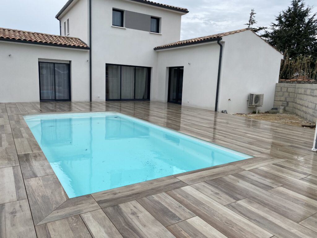 terrasse et piscine extérieure d'une maison